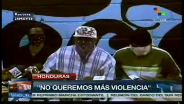 Mitglieder von Barrio 18 bei der Pressekonferenz im Gefängnis von San Pedro Sula