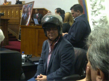 Der oppositionelle Abgeordnete Alfonso Marquina erschien bereits mit Motorrad-Helm zu Beginn der Sitzung.