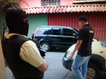 Maskierter Polizist bei einer Razzia gegen internationale Wahlbeobachter in Honduras
