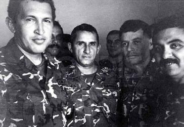 Hugo Chávez (links) und Offiziere aus der EBR 200 im Gefängnis im Jahr 1992