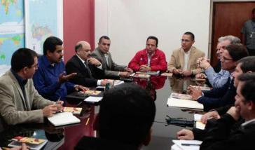 Präsident Maduro, rechts neben ihm Finanzminister Merentes, beim Treffen mit Privatunternehmern im Mai