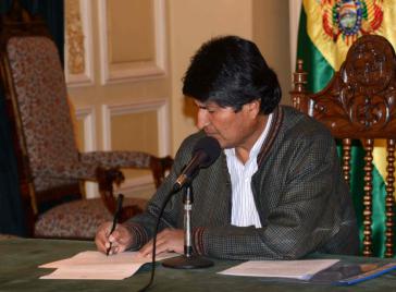 Präsident Evo Morales unterzeichnet das Amnestie-Dekret