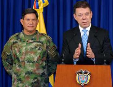 General Padilla im März 2008 mit seinem damaligen Chef, dem Verteidigungsminister (2006-2009) und heutigen Präsidenten Kolumbiens, Juan Manuel Santos