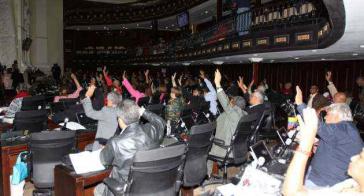 Das Parlament stimmte mit 99 gegen 60 Stimmen für den Antrag von Präsident Maduro