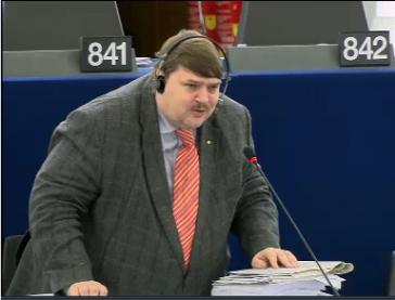 Bernd Posselt (CSU) erhebt sich bei der EU-Debatte zum Antrag.