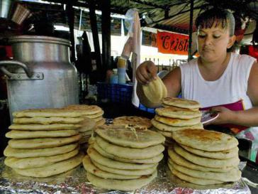 Straßenverkauf von Pupusas, einem Grundnahrungsmittel in El Salvador