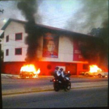 Brennende Autos am Montag Abend vor einem Parteigebäude der PSUV im Bundesstaat Barinas