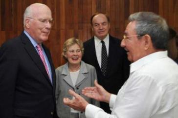 Raúl Castro mit Senator Leahy und weiteren Mitgliedern der US-Delegation am Dienstag in Havanna
