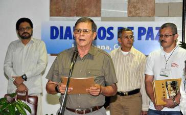 Ricardo Téllez, Delegierter der FARC, erinnerte an die Situation der politischen Gefangenen und der Kriegsgefangenen