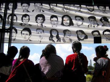 Angehörige fordern die Verurteilung von Efrain Ríos und erinnern an die Verschwundenen (Natasha Pizzey-Siegert)