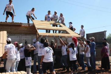 Aktivisten von "Un techo para mi país" beim Hausbau in Paraguay
