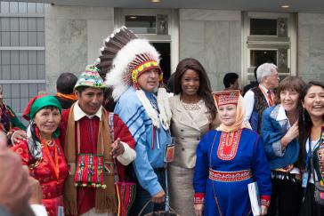 Teilnehmer aus allen fünf Kontinenten bei der 1. Weltkonferenz zu Indigenen Völkern der UN