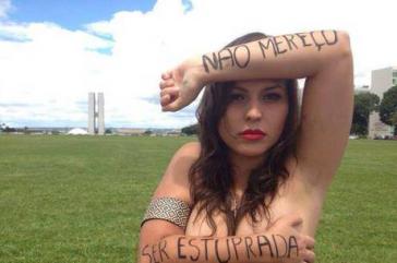 Die Journalistin Nana Queiroz. Auf ihren Armen geschrieben das Motto der Kampagne: "Ich verdiene es nicht, vergewaltigt zu werden"