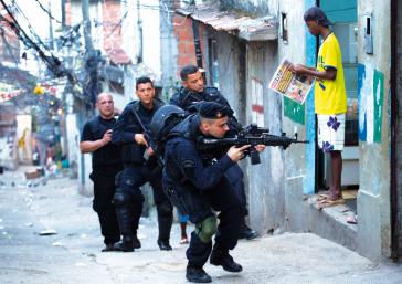 Militärpolizei beim Einsatz in einem Armenviertel