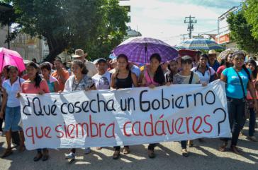 Demonstrantinnen in San Luis Acatlán im Bundesstaat Guerrero: "Was erntet eine Regierung, die Leichen sät?"