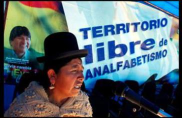 Motto des Alphabetisierungsprogramm der bolivianischen Regierung: "Land frei von Analphabetismus".