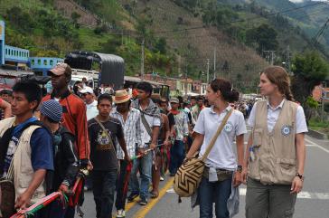 pbi-Freiwillige beobachten eine Demonstration in Kolumbien