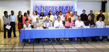 Leynier Palacios aus Bojayá, Pablo Catatumbo und weitere Delegierte der FARC sowie Vertreter der Garanten und Begleiter des Friedensprozesses bei der Pressekonferenz in Havanna