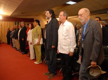 Ehrengäste stehen zu den Nationalhymnen von Kuba und Ecuador