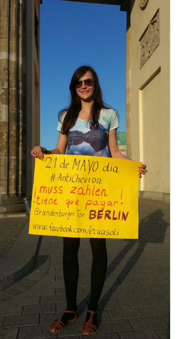 Katharina Marg am 21.05. am Rande der Soli-Kundgebung zum Fall Chevron am Brandenburger Tor