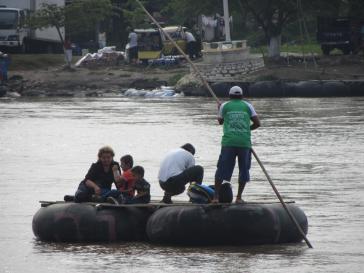 Migranten überqueren den unbefestigten Grenzfluss Suchiate zwischen Guatemala und Mexiko