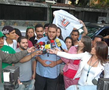Juan Requesens, Präsident der Studentenvereinigung der UCV (Universidad Central de Venezuela) mit Medienvertretern