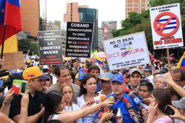 Bildmitte: Die Abgeordnete María Corina Machado und der Bürgermeister des Hauptstadtbezirks von Caracas, Antonio Ledezma, bei der antikubanischen Demonstration