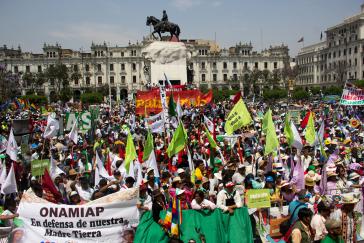 Demonstrierende beim "Marsch zur Verteidigung der Mutter Erde" in Lima