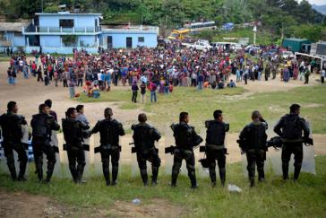 Nach der Ausrufung des Ausnahmezustandes ist die Polizei mit einem großen Aufgebot in den Gemeinden von San Juan Sacatepéquez präsent