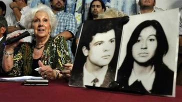 Estela de Carlotto bei der Pressekonferenz. Auf den Fotos die Eltern von "Enkelin 110", Romulo Oscar Gutierrez und Liliana Isabel Acuña