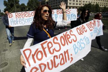 Lehrer in Chile streiken trotz Einigung zwischen Bildungsministerium und Gewerkschaftsführung. Auf dem Transparent steht: "Lehrer, die kämpfen, lehren auch"