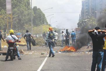 Demonstranten vor brennenden Barrikaden im Bundesstaat Bolívar