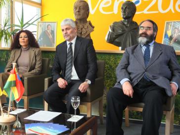 Der Botschafter Venezuelas in Berlin, Rodrigo Chaves (Mitte), die Botschafterin Boliviens, Elizabeth Salguero Carrillo und der Botschafter Ecuadors, Jorge Jurado