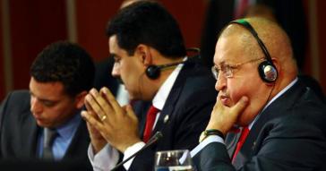 Hugo Chávez, Nicolas Maduro und im Hintergrund Temir Porras auf einer Konferenz im Jahr 2012