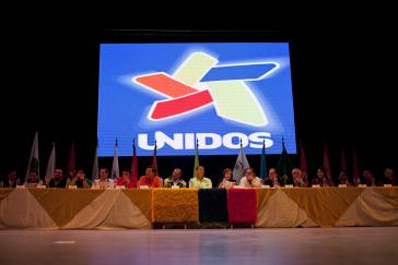"Unidos":Vertreter linker Organisationen und Präsident Correa auf dem Podium bei der Veranstaltung am vergangenen Donnerstag