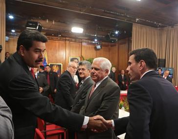 Präsident Nicolás Maduro und der oppositionelle Gouverneur Henrique Capriles Radonski begrüßen sich