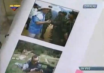 Präsentierte Fotos von einer an Barrikaden der Opposition festgenommenen Person mit Kolumbiens Ex-Präsident Uribe