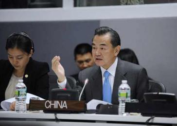 Chinas Außenminister Wang Yi bei einem Treffen mit der CELAC-Troika (Kuba, Costa Rica, Trinidad und Tobago) im September 2013 in New York