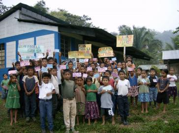 Kinder aus den betroffenen indigenen Gemeinden protestieren gegen den Bau des Wasserkraftwerks