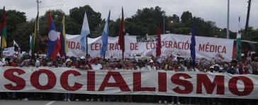 Fronttransparent bei der Demonstration zum 1. Mai in Havanna