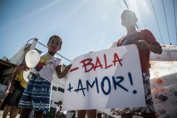 "Weniger Kugeln, mehr Liebe" – Protest im "Complexo"