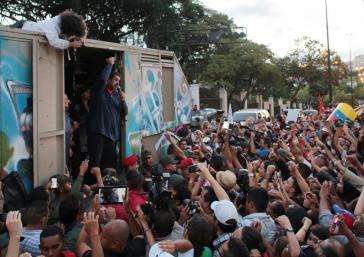 Volksversammlung vor dem Präsidentenpalast mit Nicolás Maduro drei Tage nach der Wahlniederlage der Chavisten