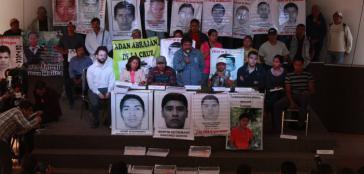 Angehörige der verschwundenen Lehramtsstudenten bei einer Solidaritätsveranstaltung