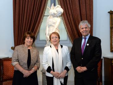 Präsidentin Bachelet (M.) mit der neuen Bildungsministerin Adriana Delpiano und ihrem Vorgänger Nicolás Eyzaguirre