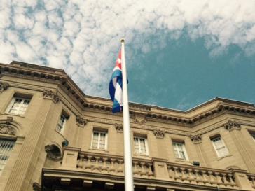 Fahne vor der kubanischen Botschaft in Washington