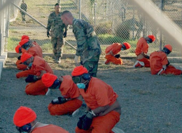 Häftlinge bei Ankunft im Folterlager "Camp X-Ray" in der US-Basis Guantánamo auf Kuba, hier im Jahr 2002