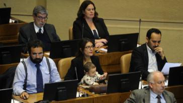 Camila Vallejo mit ihrer Tochter im Parlament