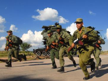 Kubanische Soldaten bei einem Militärmanöver auf der sozialistischen Insel