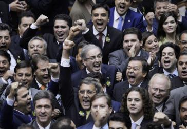 Abgeordnete der Mitte-rechts-Partei PMDB feiern den Wahlsieg von Eduardo Cunha (Bildmitte)