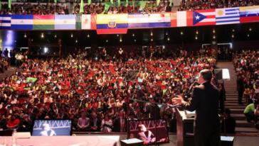 Hunderte Aktivisten verfolgten Rafael Correas Abschlussrede an der Konferenz